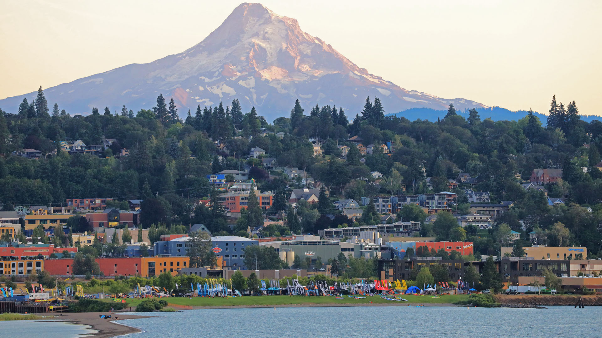 picture of downtown Hood River